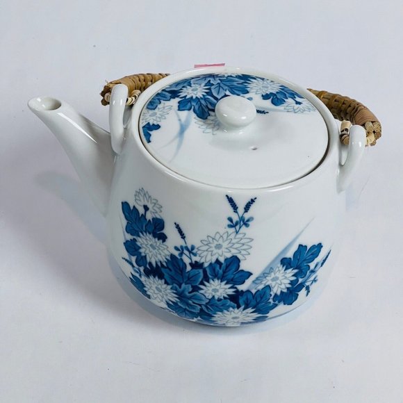 Japanese Dobin Floral Arita-yaki Porcelain Debeso Blue White Teapot - Picture 2 of 7